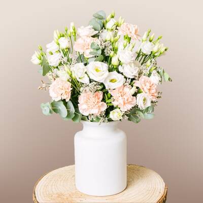 Bouquet of lisianthus and pink carnations