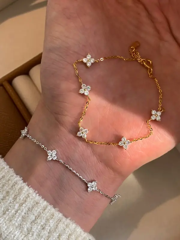 Golden Color 5-Petal Quatrefoil Design Bracelet, Elegant Jewelry for Women, Perfect Gift for Special Occasions