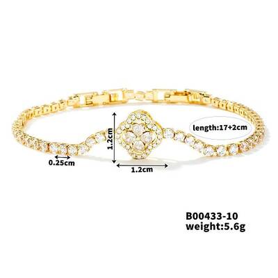 Elegant Four-Leaf Clover Zircon Bracelet for Everyday Western Style.