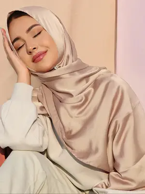 1pc Luxurious Fluffy Silk Pleated Headscarf, Solid Color Wrap Shawl for Elegant Style, Soft Lightweight Fabric for All-Day Co...