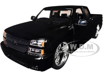 2006 Chevrolet Silverado Custom Pickup Truck Black Die-Cast Collection Series 1/25 Diecast Model Car by Motormax
