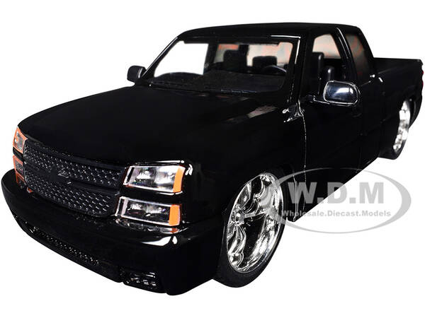2006 Chevrolet Silverado Custom Pickup Truck Black Die-Cast Collection Series 1/25 Diecast Model Car by Motormax