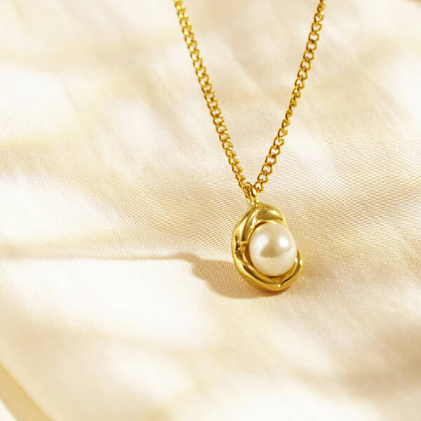 Stylish Stainless Steel Faux Pearl Pendant Necklace for Women's Daily Wear