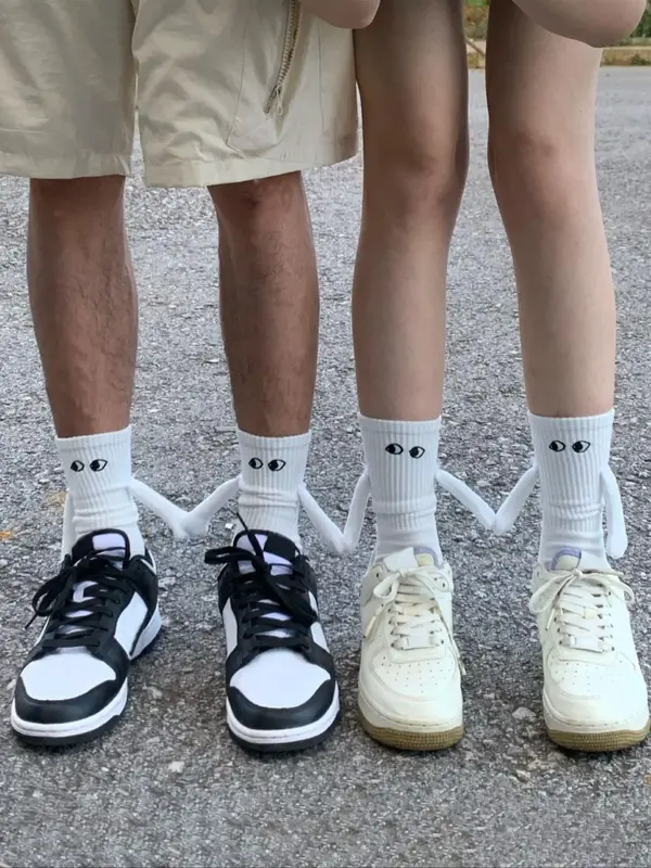 2 Pairs Cute Cartoon Face Print Crew Socks, Funny Magnetic Hand-in-hand Design Mid-calf Socks for Couples Lovers, High Stretc...