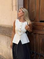 Women's Plain Metal Button Design Sweater Vest, Chic Fitted Casual Sleeveless Round Neck Knit Top for Spring, Fashion Elegant...