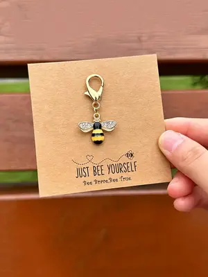 Cute Bee Design Keychain with Greeting Card, Novelty Metal Keychain for Women & Men, Rhinestone Decor Keychain for Car Keys, ...