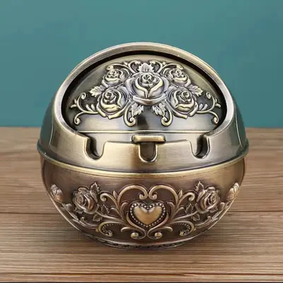 Room Decor Vintage Rose Pattern Ashtray with Lid, 1 Count Portable Metal Ashtray, Hand Carved Indoor & Outdoor Decorative Ash...