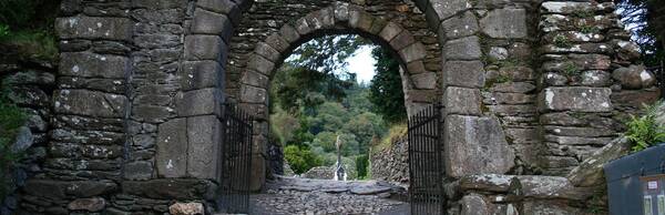 La ville monastique de Glendalough: Un guide de ses Légendes et Monuments