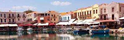 De Venetiaanse haven en de oude stad van Rethymno