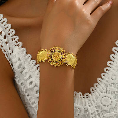 Elegant Brass Hollow Carved Gold Coin Ladies Link Chain Bracelets for Women