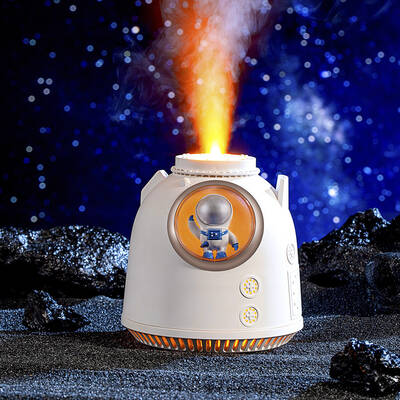 Creative Mini Hydrating Aroma Diffuser Foggy Spaceman Humidifier Car/Home/Office