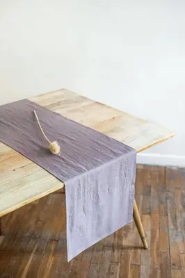 Linen table runner in Dusty Lavender | Size: 40x250 cm / 16x98