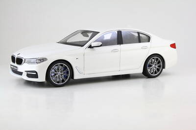 BMW 5 Series (G30) Mineral White 1/18 Diecast Model Car by Kyosho