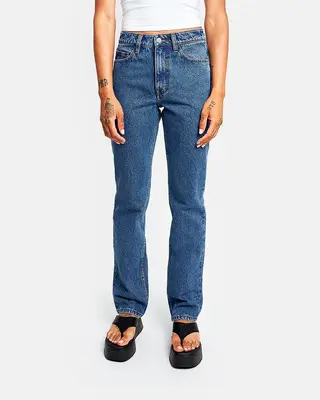 Classic straight fit jeans in organic mid vintage | Thread color: Black | Waist rise: High | Hem length: Regular