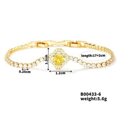 Elegant Four-Leaf Clover Zircon Bracelet for Everyday Western Style.