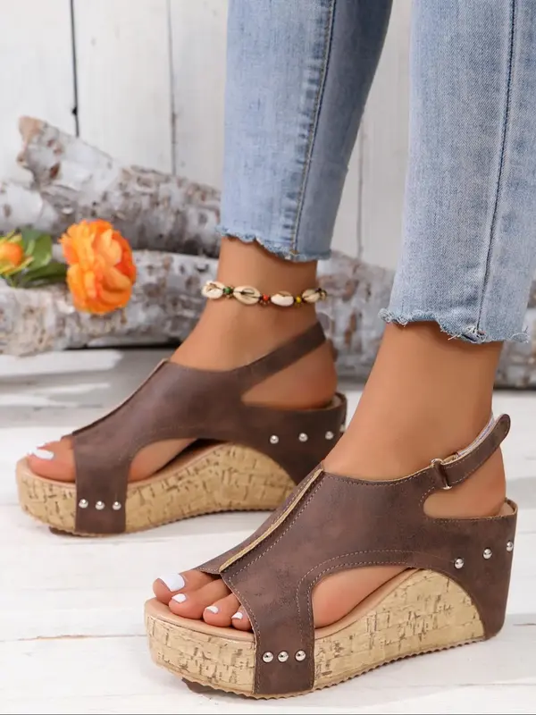 Women's Fashion Rivet Decorated Wedge Sandals, Casual Summer Sandals, Fashionable Shoes for Beach & Vacation