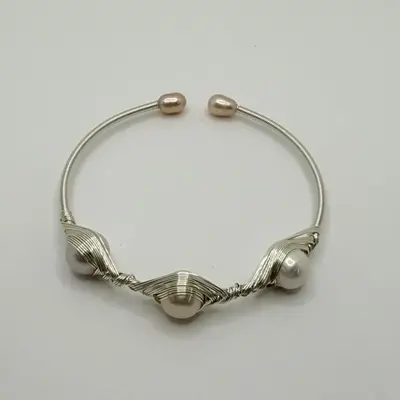 ćLoraćFreshwater Pearl wire wrapping bangle