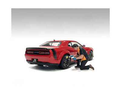 Detail Masters Figure 1 (Wheel Cleaning) for 1/18 Scale Models by American Diorama