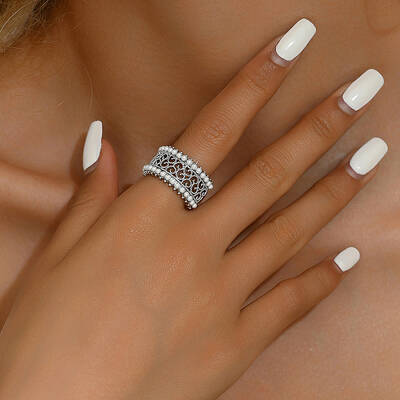 Elegant Vintage Style Brass Wide Hollow Flower Band Ring for Women's Daily Wear