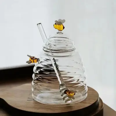 Summer Gift Creative Bee Decor Glass Honey Storage Jar, Kitchen Accessories Clear Glass Jam Storage Jar with Lid & Dipper, Ki...
