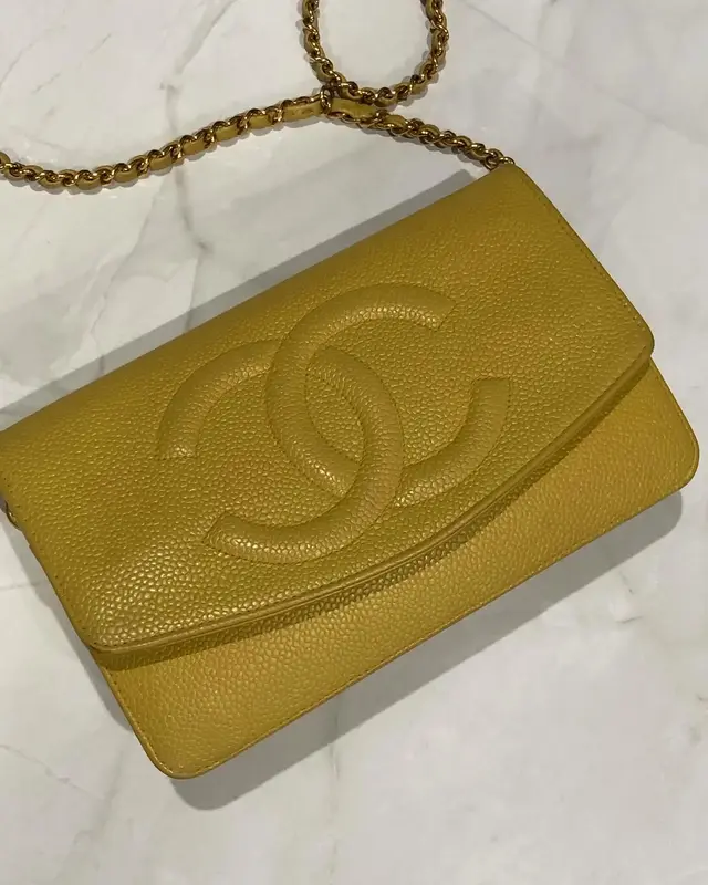 Pre-owned CHANEL caviar leather Crossbody Bags 1997 CC logo embossed chain wallet