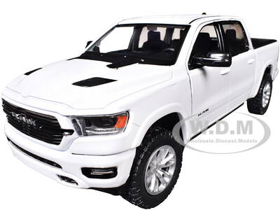 2019 RAM 1500 Laramie Crew Cab Pickup Truck White Timeless Legends Series 1/24 Diecast Model Car by Motormax