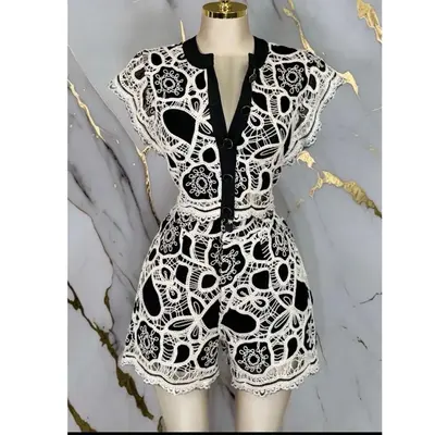 Camila Set 2 piezas Women's Black and White Lace Short Romper Fashionable Two-Piece Ensemble