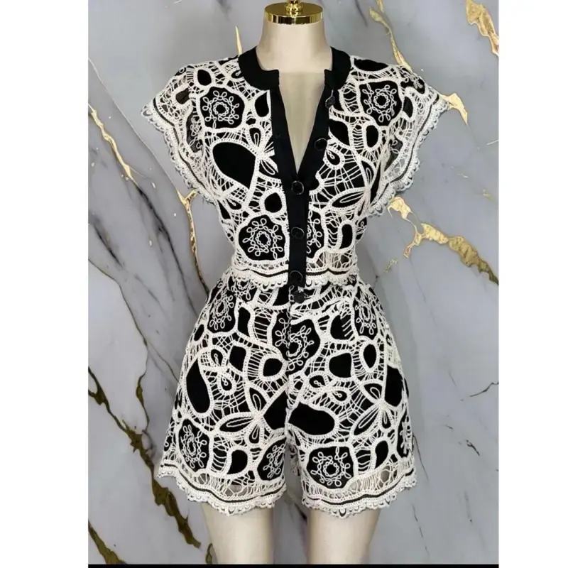 Camila Set 2 piezas Women's Black and White Lace Short Romper Fashionable Two-Piece Ensemble