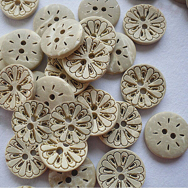 Carved Buttons with 2-Hole in Round Shape for Kids
