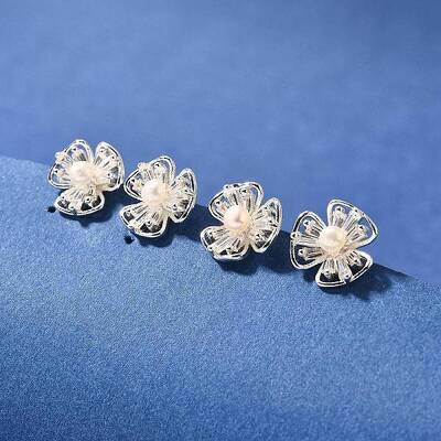Natural Pearl Ear Studs