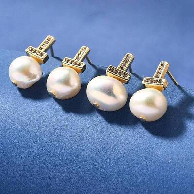 Natural Pearl Ear Studs