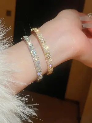 Four Leaf Clover Design Artificial Gemstone Decorated Bangle, Fashionable Jewelry for Women for Party, Daily Clothing Decor, ...