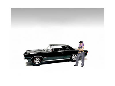 Hanging Out 3 Figure #2 for 1/24 Scale Models by American Diorama