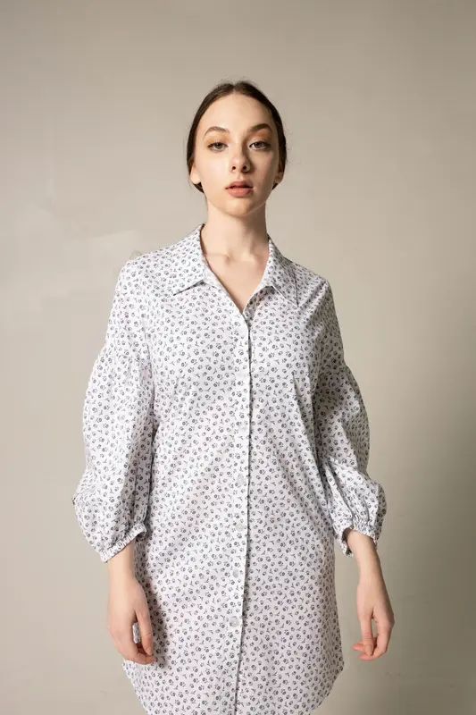 Shirt Dress with Oversized Sleeves in White Floral | Size: S | Color: white