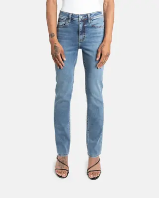 Slim straight fit jeans in glacier wash | Thread color: White | Waist rise: High | Hem length: Cuffed