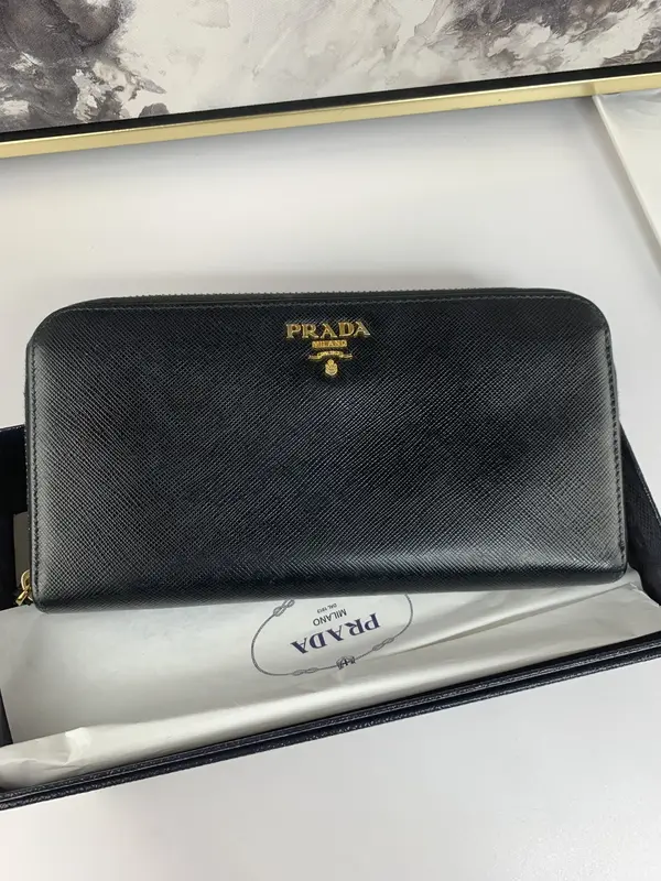 Pre-owned PRADA leather Small Leather Goods Saffiano Zippy Wallet