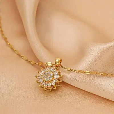 The new rotating sunflower pendant necklace is an elegant and versatile clavicle chain.