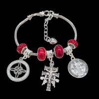 red triple protección bracelet add charms. nudo de bruja cruz de caravaca, medalla de San Benito