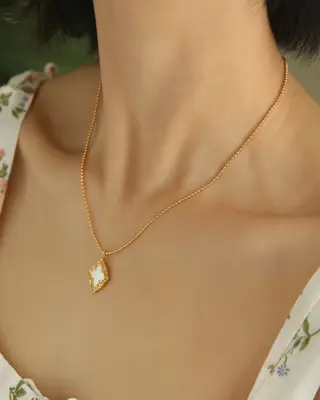18K Shell Pendant Necklace