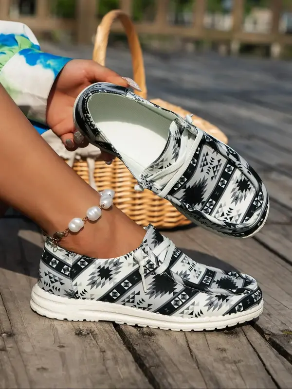 Women's Fashion Ethnic Pattern Lace up Low Top Sneakers, 1 Pair Casual Comfortable Lightweight Flat Shoes, All-match Soft Sne...