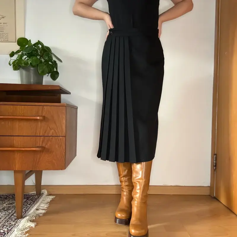 Makatea Midi Skirt - 27W UK 8 Black Virgin Wool