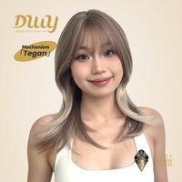 Tegan C-DWY Machine Made Mid-length Wavy Hairstyle with Blunt Bangs Light Ash Blonde Glueless Synthetic Wig for Women 18 Inch...