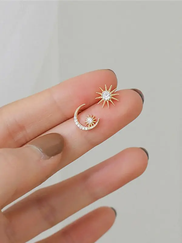 1 Pair Women's Creative Rhinestone Decor Sun & Moon Shaped Stud Earrings, Elegant Asymmetrical Design Stud, Girl's Temperamen...