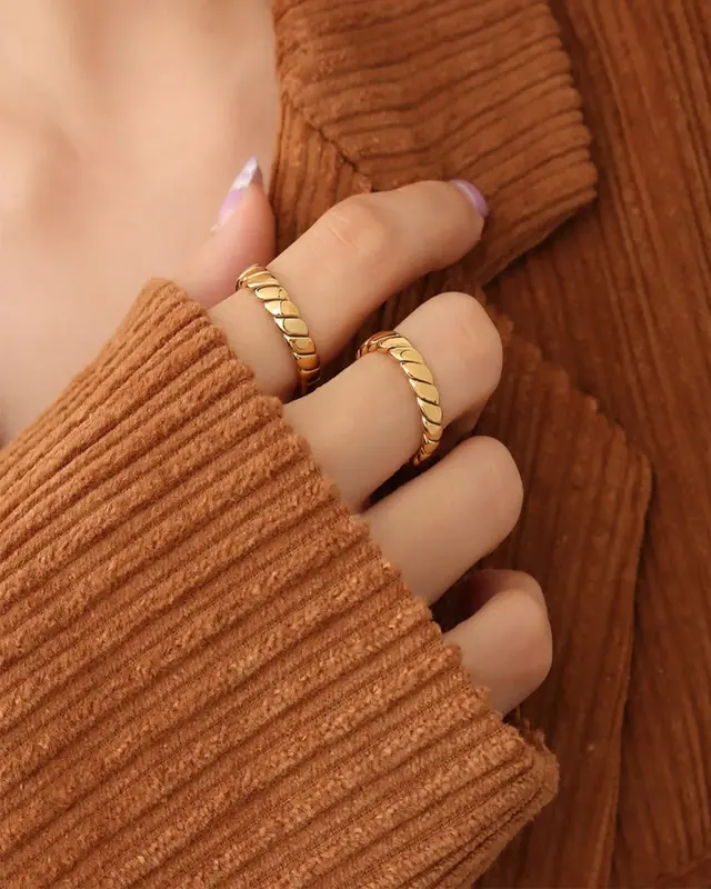 18K Gold Ring - Elegant Texture
