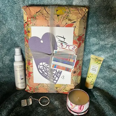 Romance Book Box Bundle - Handpicked Selection of Heartfelt and Swoon-worthy Love Stories