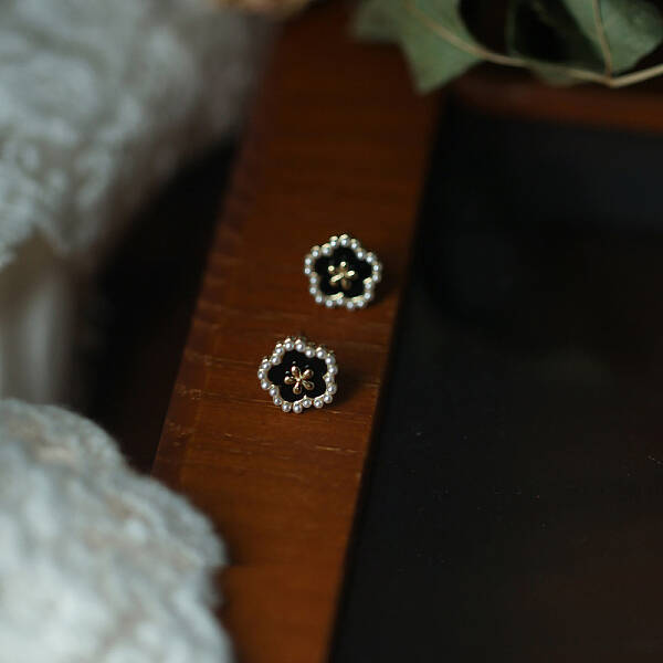 Elegant S925 Sterling Silver Shell Flower Stud Earrings