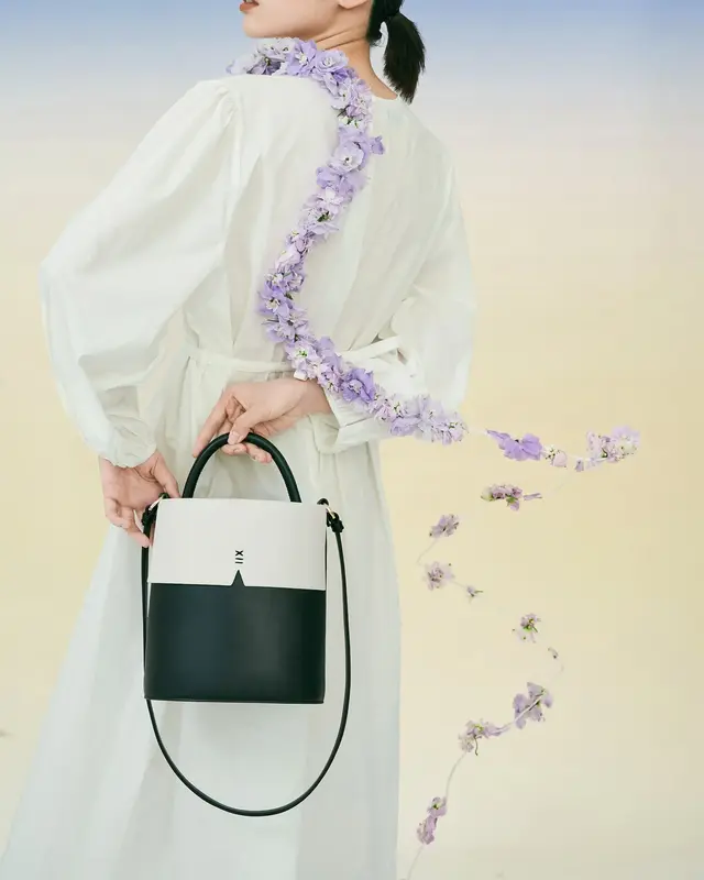 Gaia Bucket Bag | Color: Black x Oat