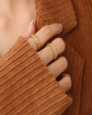 18K Gold Ring - Elegant Texture