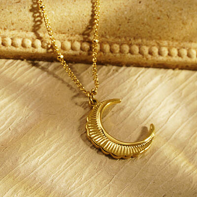 Stainless Steel Moon Pendant Necklace for Women's Daily Wear