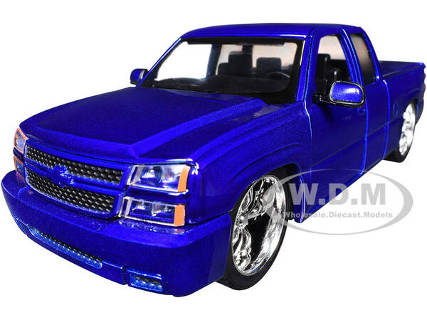 2006 Chevrolet Silverado Custom Pickup Truck Blue Metallic Die-Cast Collection Series 1/25 Diecast Model Car by Motormax